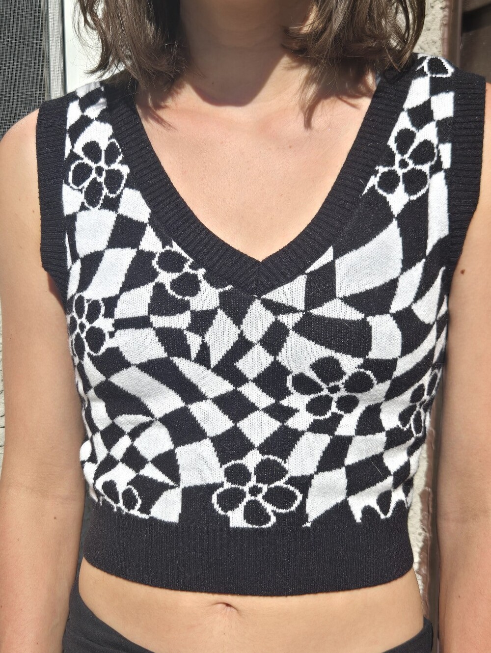 Women's Funky Black & White Floral Check Knit V-Neck Vest Crop Tank Top Small